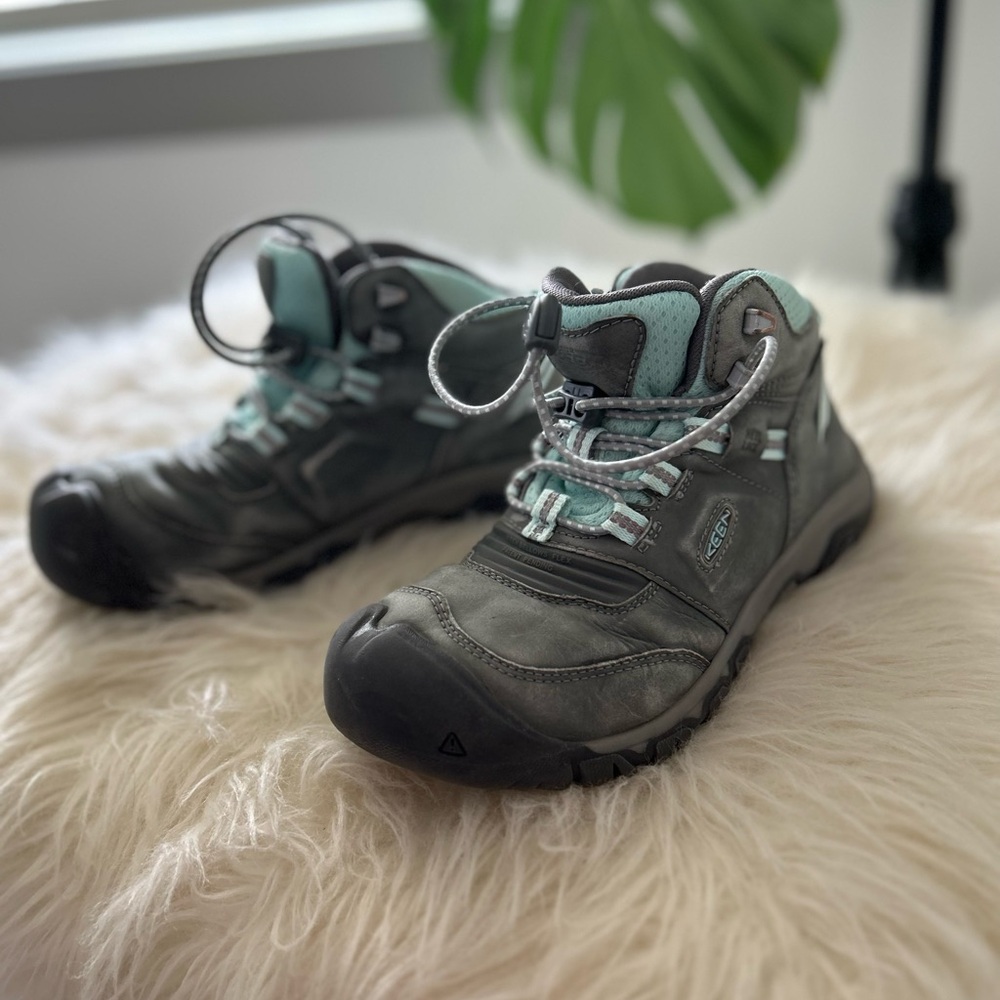 Keen Kids Unisex Hiking Shoes size US 3 Loved Condition